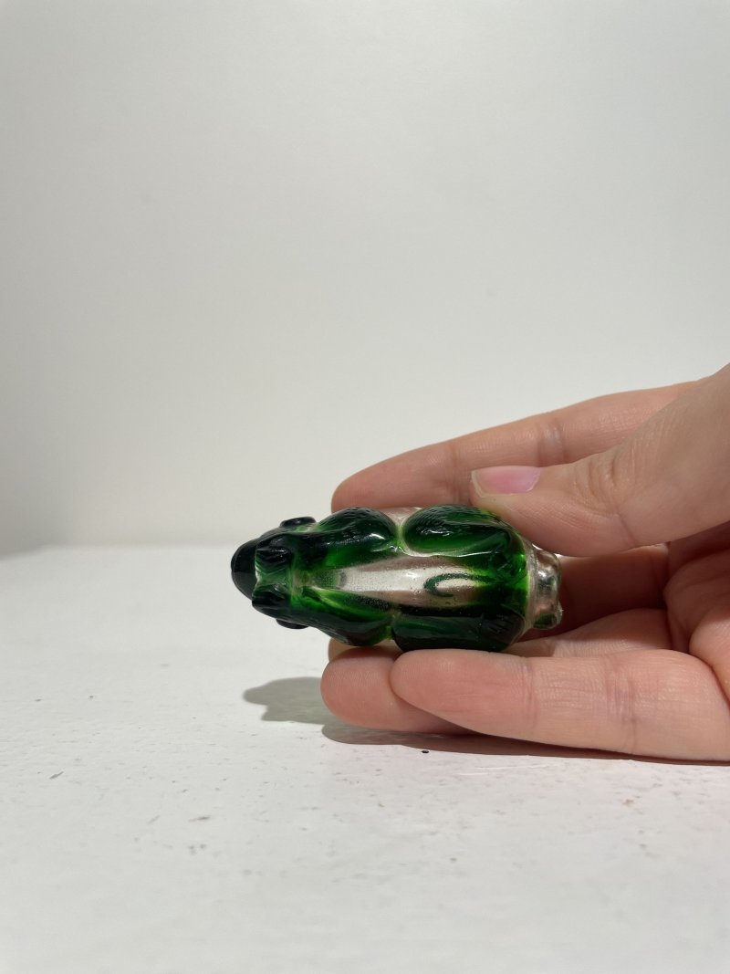 十九世紀 玻璃「猴」、「犬」、「羊」鼻煙壺三件 | THREE BI-COLOUR GLASS 'ZODIAC ANIMALS' SNUFF BOTTLES - 图40