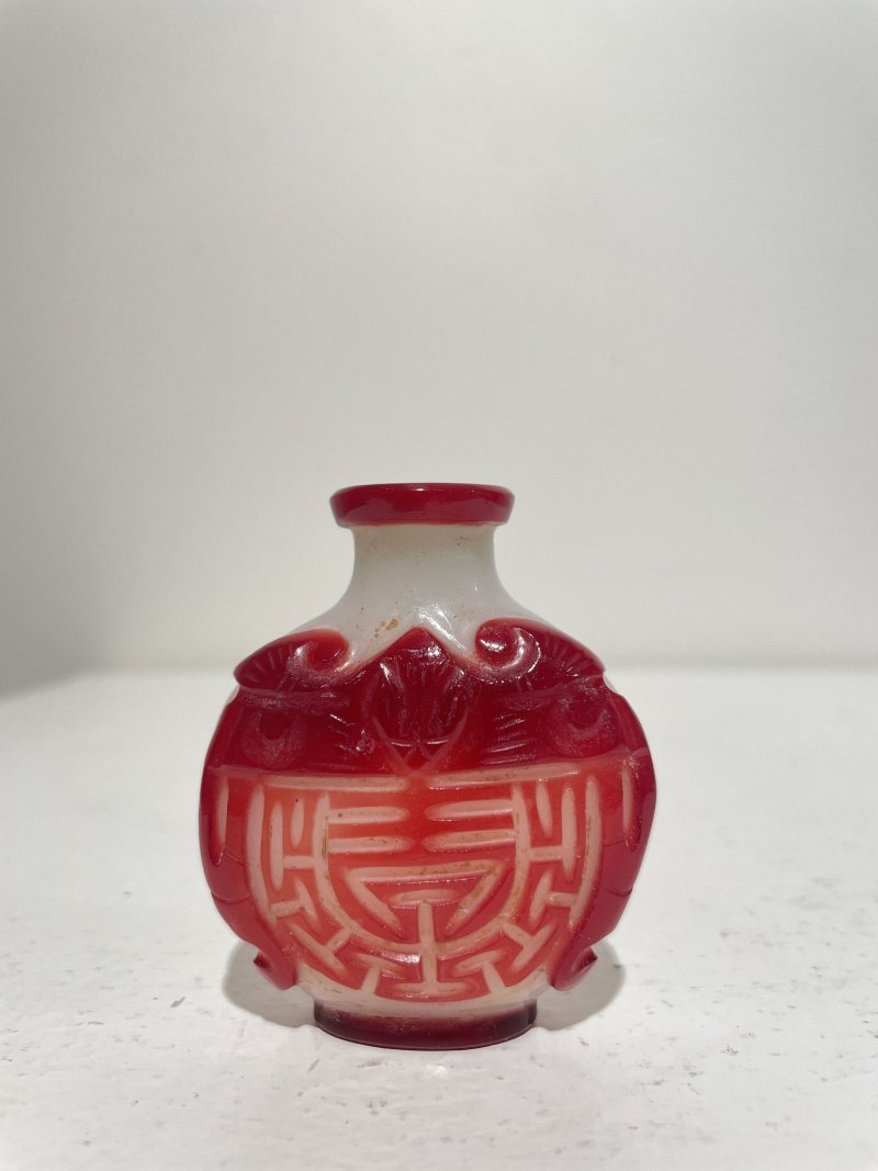 十九/二十世紀 白地套紅玻璃福從天降紋、盆景紋、福壽紋、霏雪地套紅玻璃團壽萬字紋鼻煙壺四件 | FOUR RED OVERLAY GLASS SNUFF BOTTLES - 图45