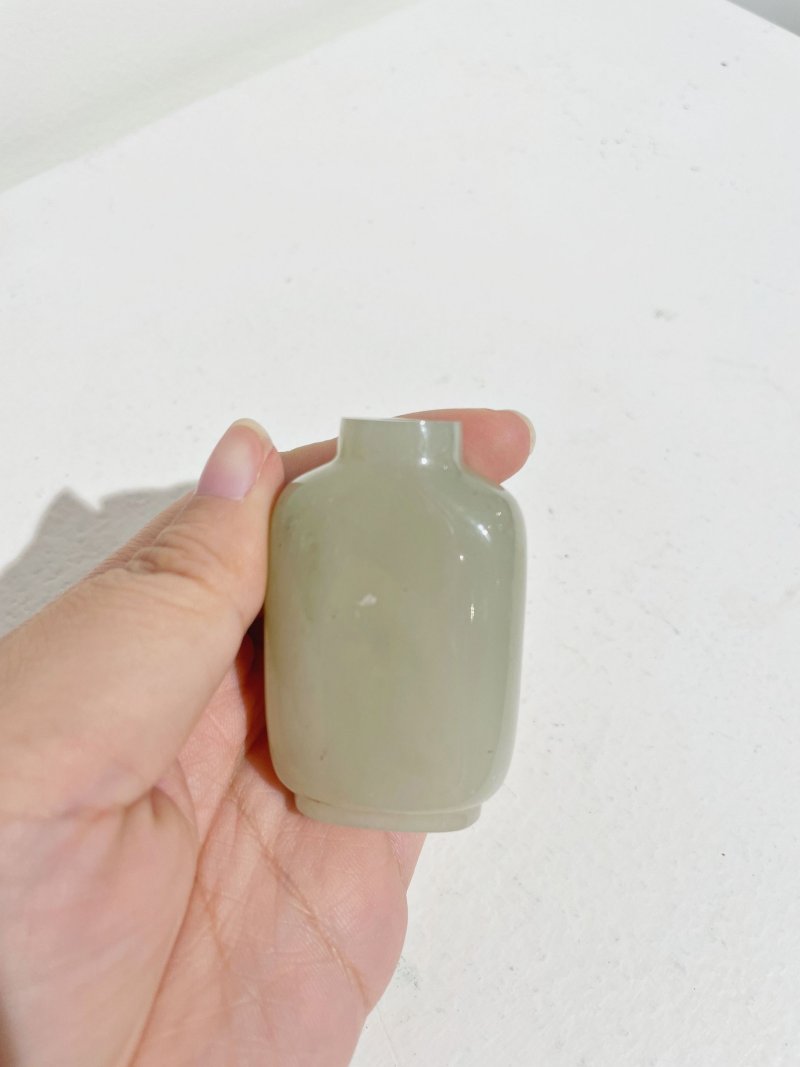 十九/二十世紀 白玉褐沁⌈百財⌋鼻煙壺 | A GREENISH WHITE JADE 'CABBAGE' SNUFF BOTTLE WITH RUSSET INCLUSION - 图7