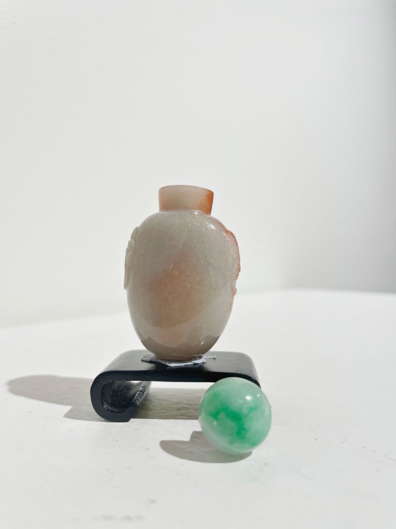 晚清 雙色翡翠鼻煙壺、翡翠蓋 | A RUSSET AND GREENISH WHITE JADEITE SNUFF BOTTLE - 图12