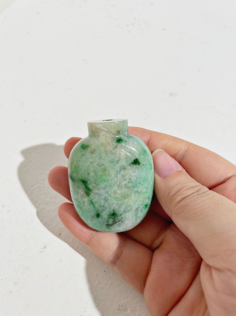 十九/二十世紀 翠玉光素鼻煙壺及煙碟 | A MOTTLED GREEN JADEITE SNUFF BOTTLE AND A SNUFF DISH - 图5