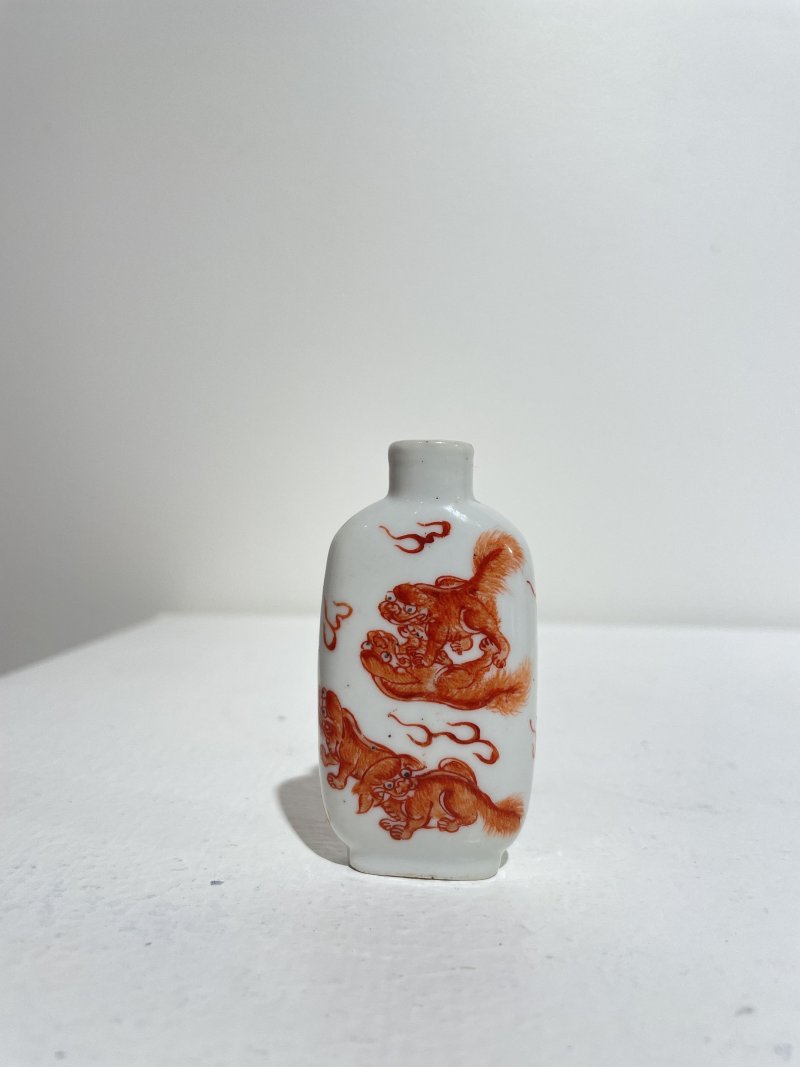 晚清 礬紅彩瑞獅紋鼻煙壺 | AN IRON-RED PAINTED 'BUDDHIST LIONS' SNUFF BOTTLE - 图10