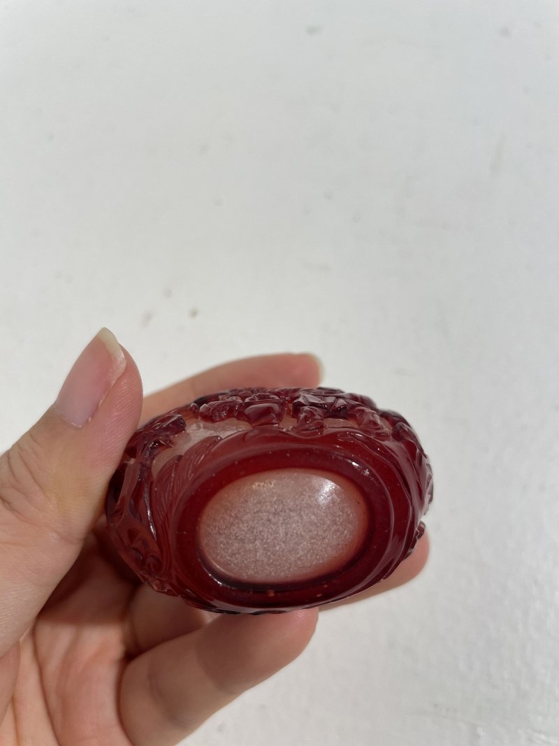 十九世紀 珍珠地套紅玻璃⌈松鶴延年⌋鼻煙壺 | A RED OVERLAY GLASS 'LONGEVITY' SNUFF BOTTLE - 图21