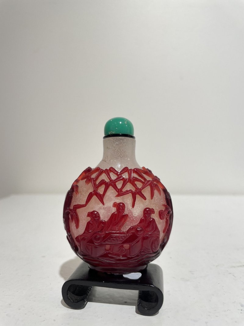 十九世紀 霏雪地套紅玻璃⌈竹林七賢⌋鼻煙壺 | A RED OVERLAY GLASS 'SCHOLARS' SNUFF BOTTLE - 图20