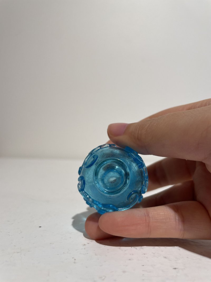 十八世紀中葉至十九世紀中葉 藍色玻璃花卉紋葫蘆形鼻煙壺 | A BLUE GLASS GOURD-SHAPED SNUFF BOTTLE - 图13