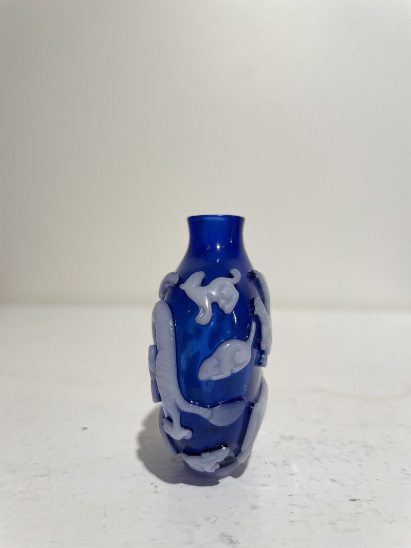 十九世紀 藍地套白玻璃十二生肖紋鼻煙壺 | A WHITE OVERLAY SAPPHIRE GLASS 'ZODIAC' SNUFF BOTTLE - 图17