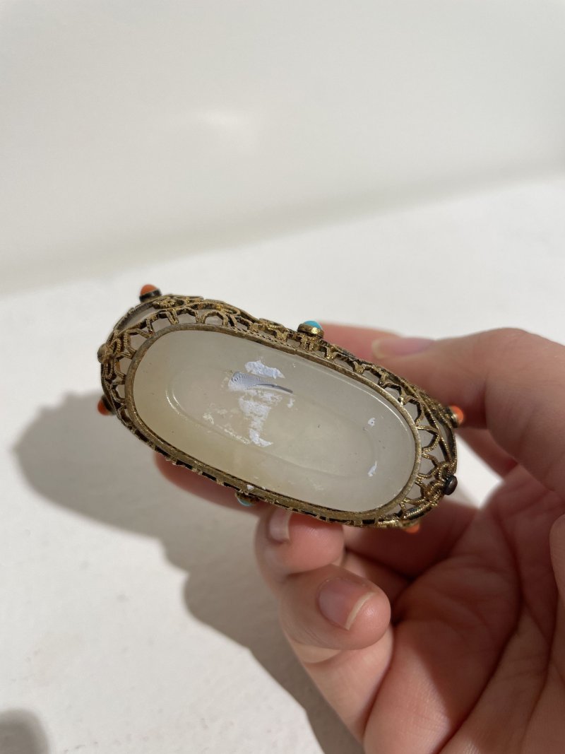 （玉）十八/十九世紀 白玉累絲鑲珊瑚綠松石珊瑚鼻煙壺 | AN INLAID FILIGREE-MOUNTED WHITE JADE SNUFF BOTTLE - 图14