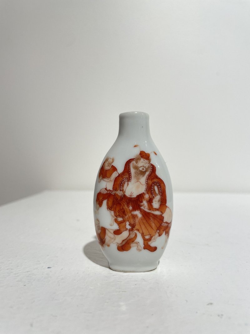 十九世紀中葉 礬紅彩⌈鍾馗⌋鼻煙壺 原底款磨損 | AN IRON-RED PAINTED 'ZHONG KUI' SNUFF BOTTLE - 图20