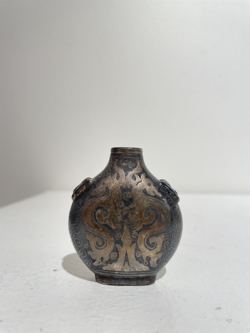 十九世紀 烏銀夔龍紋鼻煙壺 | A SILVER NIELLO 'KUI-DRAGON' SNUFF BOTTLE - 图24