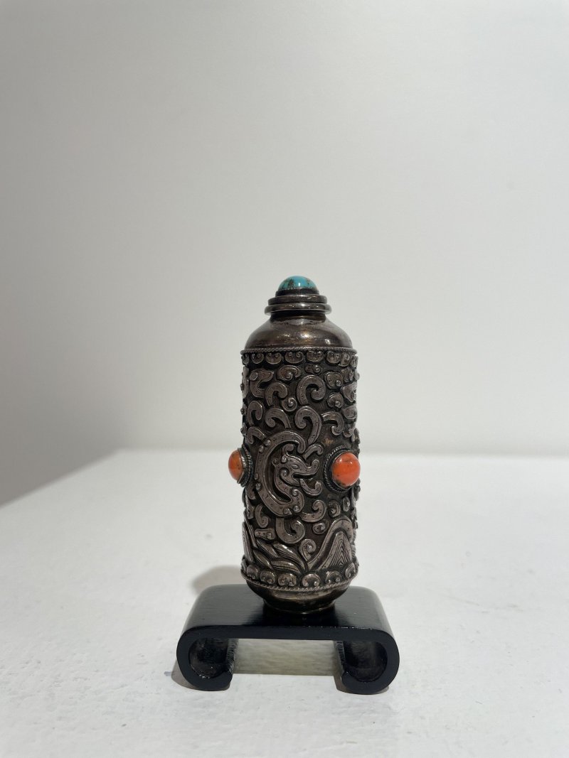 蒙古 十九世紀 銀胎嵌珊瑚綠松石鼻煙壺 | A SILVER SNUFF BOTTLE WITH CORAL AND TURQUOISE INLAYS - 图20