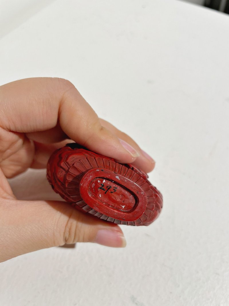 十九世紀 剔紅山水人物紋鼻煙壺、木雕石紋座 | A CINNABAR LACQUER 'FIGURES IN LANDSCAPE' SNUFF BOTTLE - 图5