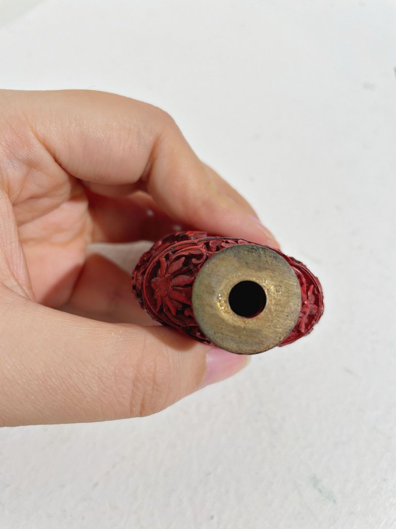 十九世紀 剔紅山水人物故事紋鼻煙壺 | A CINNABAR LACQUER 'LANDSCAPE' SNUFF BOTTLE - 图4