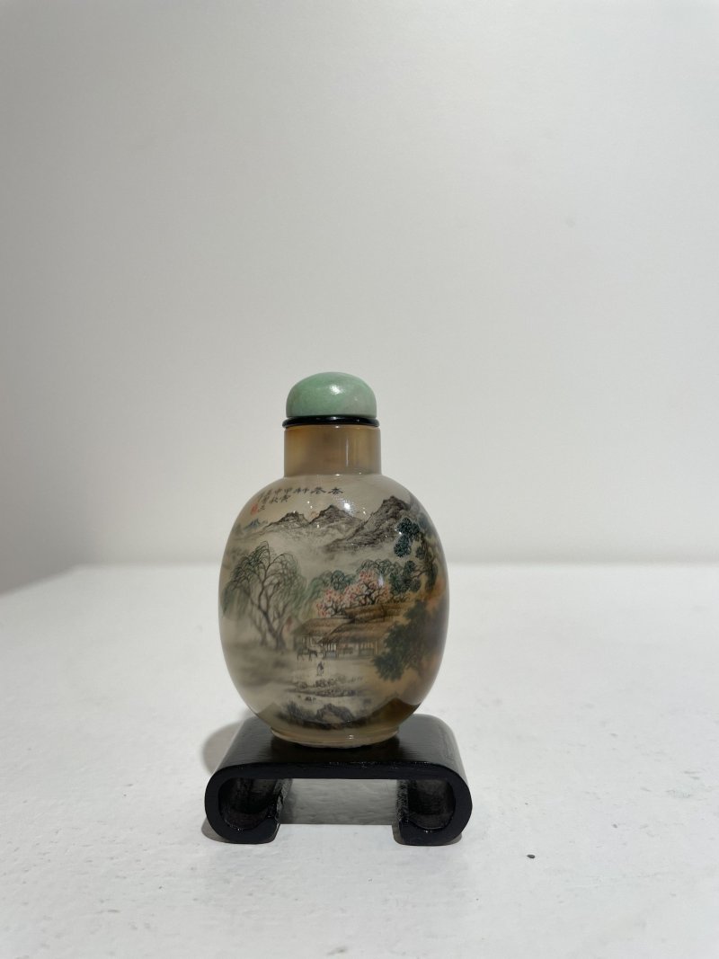 （壺）十九世紀 王習三作 瑪瑙内畫⌈杏巷村⌋鼻煙壺、翡翠蓋 一九七四年作 | AN INSIDE PAINTED AGATE 'LANDSCAPE' SNUFF BOTTLE - 图21