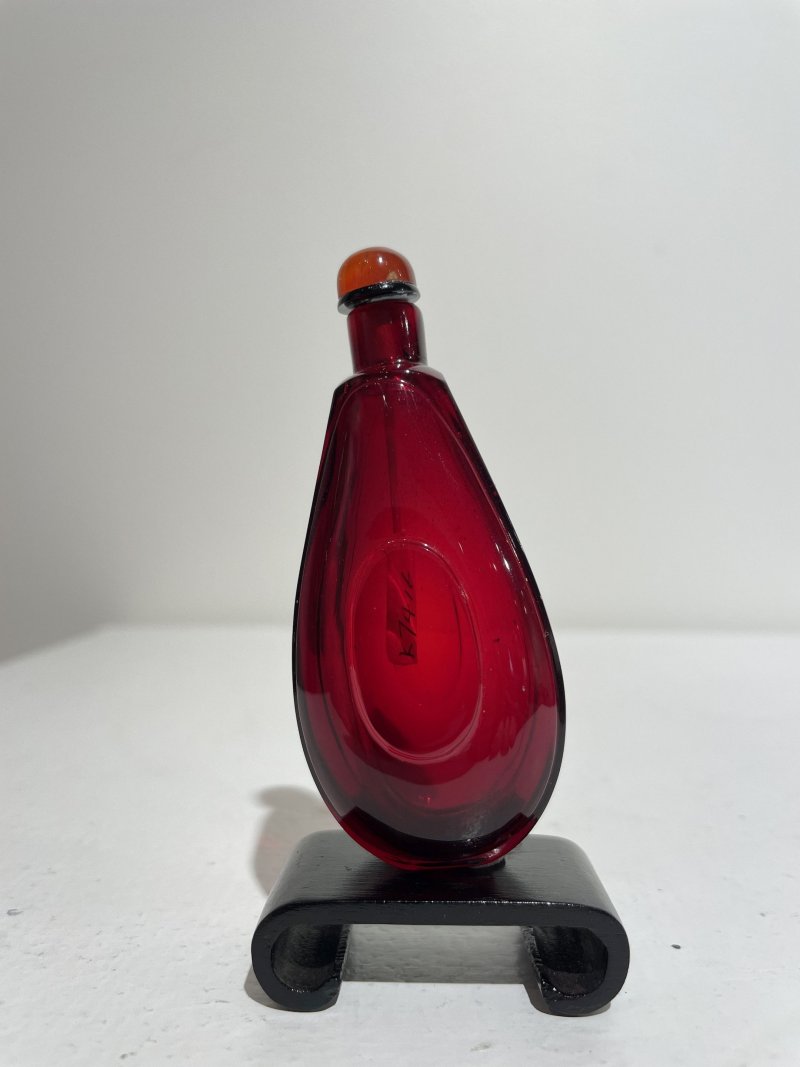十八/十九世紀 寶石紅玻璃鼻煙壺 | A RUBY-RED GLASS SNUFF BOTTLE - 图9