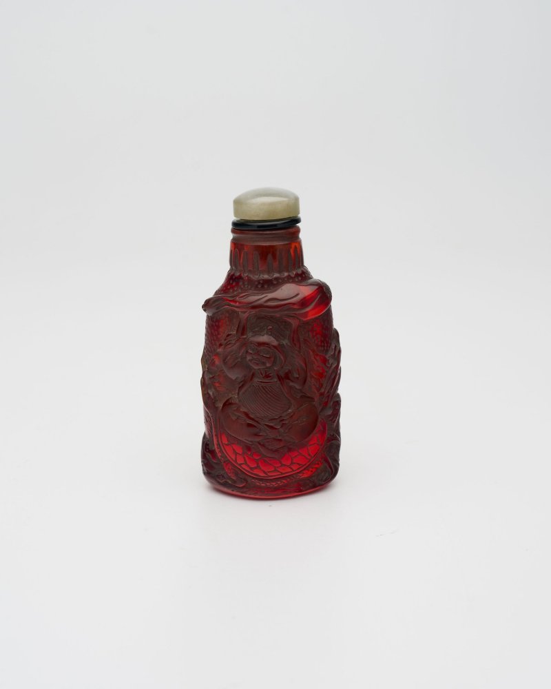 二十世紀 料仿琥珀神人玄武紋鼻煙壺 | A GLASS 'MYTHICAL FIGURE AND XUANWU' SNUFF BOTTLE IMITATING AMBER - 图10