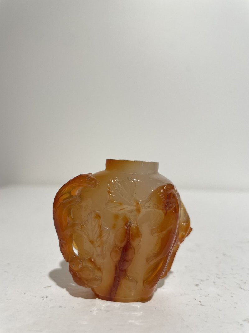 十九/二十世紀 橙色瑪瑙松鼠葡萄紋、紫色條帶瑪瑙雛菊紋鼻煙壺二件 | AN CHALCEDONY AGATE 'SQUIRREL' AND A STRIATED LAVENDER AGATE 'DAISY' SNUFF BOTTLE - 图7