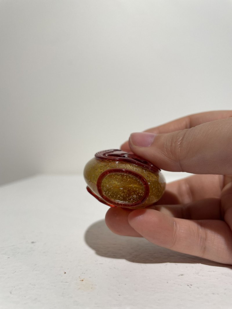 十八世紀中葉至十九世紀中葉 琥珀地套紅玻璃⌈福壽雙全⌋鼻煙壺、翡翠蓋 | A RED OVERLAY AMBER GLASS 'BAT AND PEACH' SNUFF BOTTLE - 图3