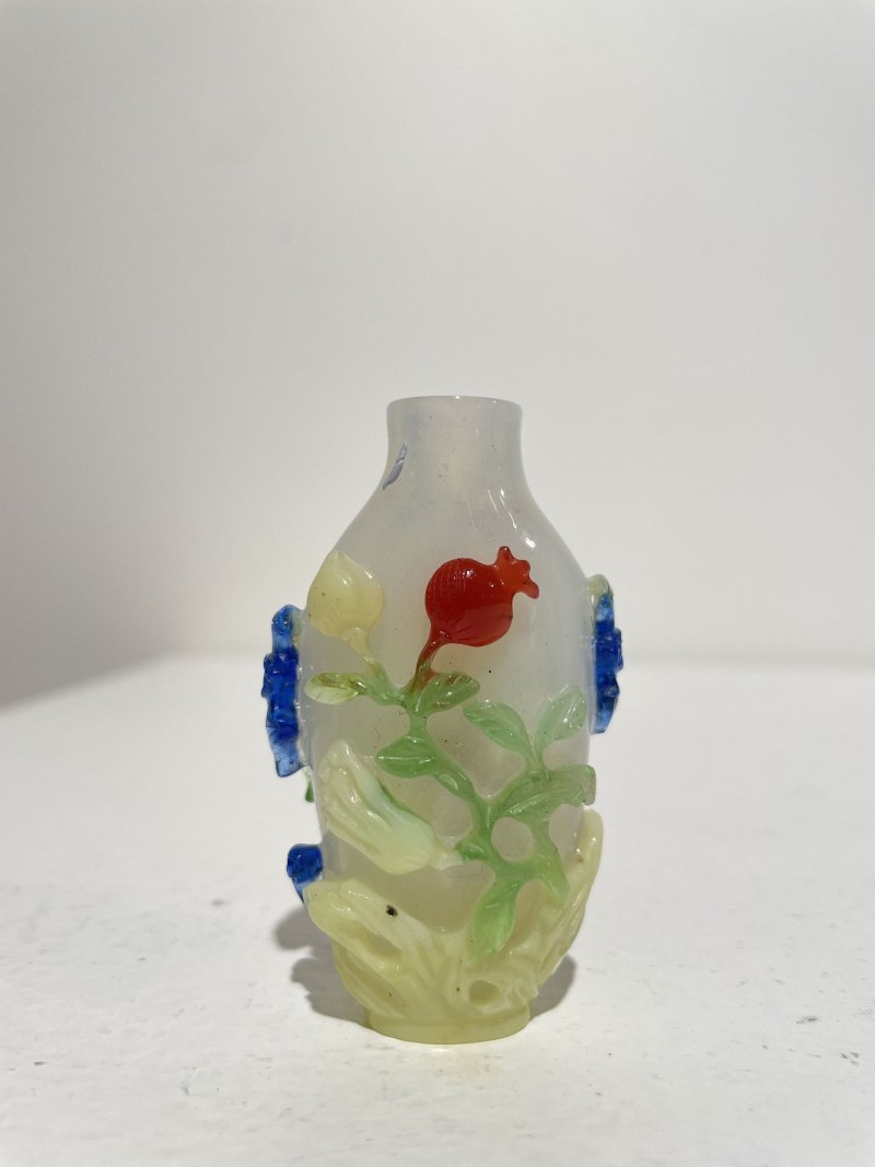 晚清至民國 涅白地套四色玻璃福來、花卉紋鼻煙壺二件 | TWO MULTI-COLOUR OVERLAY TRANSLUCENT GLASS 'FLORAL' AND 'RADISH' SNUFF BOTTLES - 图36