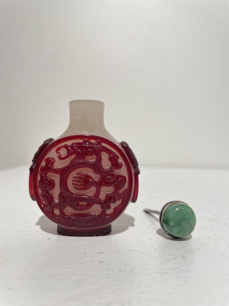 晚清 霏雪地套紅玻璃⌈龍•寅虎納福⌋、龍紋鼻煙壺二件 | TWO RED OVERLAY GLASS 'DRAGON' AND 'TIGER' SNUFF BOTTLES - 图24