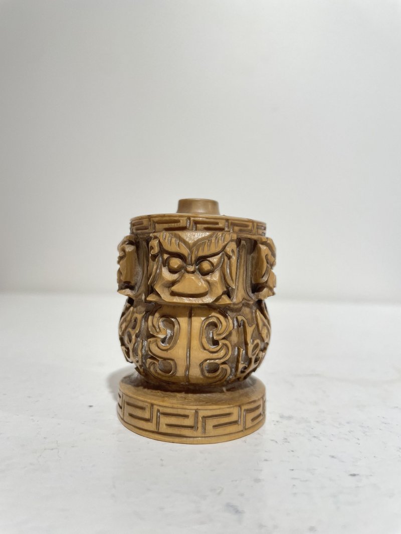 二十世紀 銅合金、鎏金黑色玻璃、雕刻葫蘆、打磨雕刻核桃、天然牙質鼻煙壺五件 其一⌈乾隆⌋刻款 | FIVE SNUFF BOTTLES OF VARIOUS MATERIALS - 图74