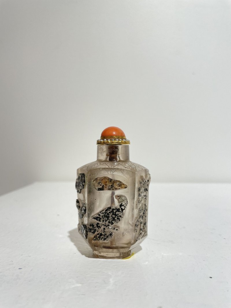 晚清至民國 煙晶六棱巧色花鳥紋鼻煙壺、珊瑚鑲（或）米珠蓋 | A HEXAGONAL SMOKY QUARTZ 'BIRDS AND LANDSCAPES' SNUFF BOTTLE - 图16