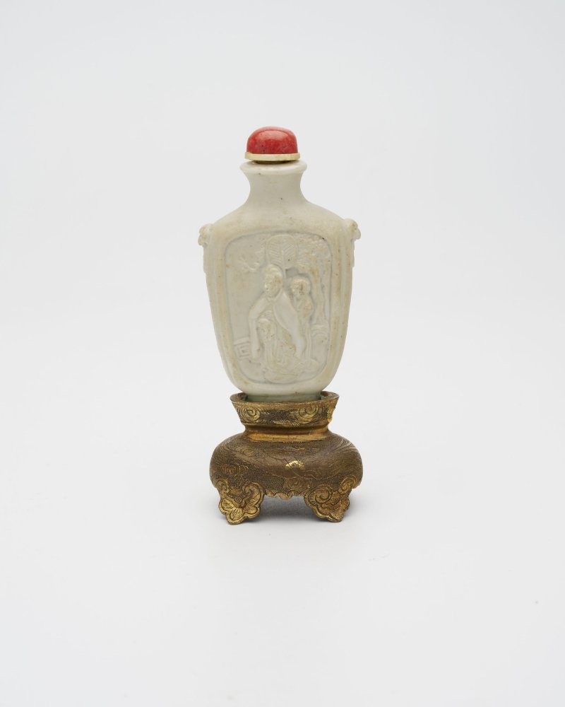 十九世紀 瓷胎模印局部施釉人物紋鼻煙壺、鎏金鳳紋座 | A MOULDED AND PARTIALLY GLAZED BISCUIT 'FIGURES' SNUFF BOTTLE - 图18