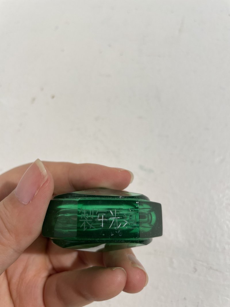 十九世紀中期 綠玻璃八楞式鼻煙壺 ⌈道光年製⌋刻款 | A FACETED GREEN GLASS SNUFF BOTTLE - 图4