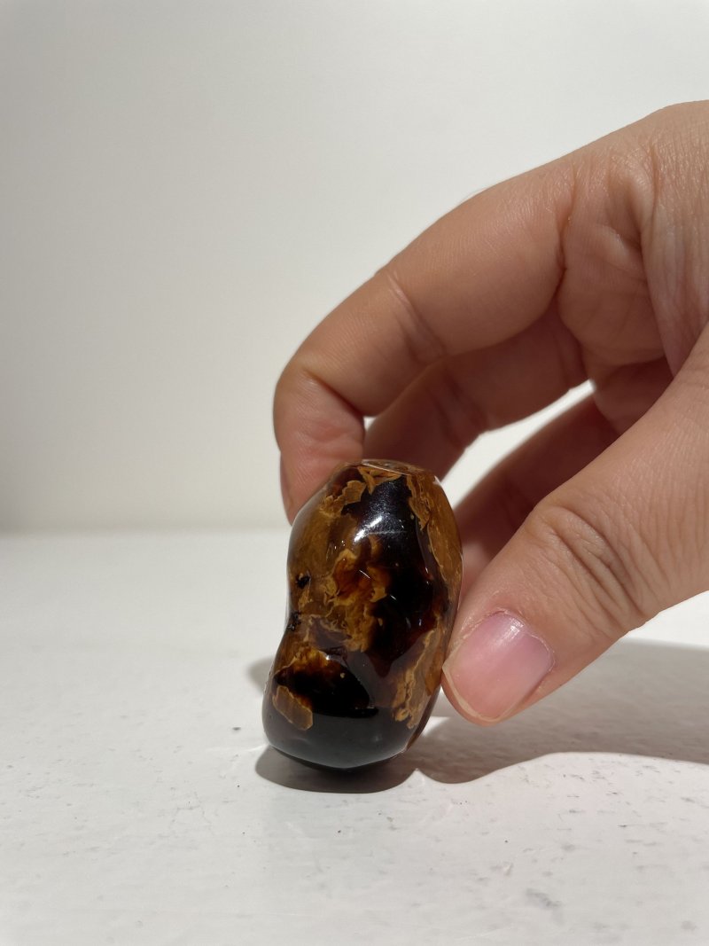 十九世紀 根珀、核桃鼻煙壺二件 | A ROOT AMBER AND A LACQUERED WALNUT SNUFF BOTTLE - 图25