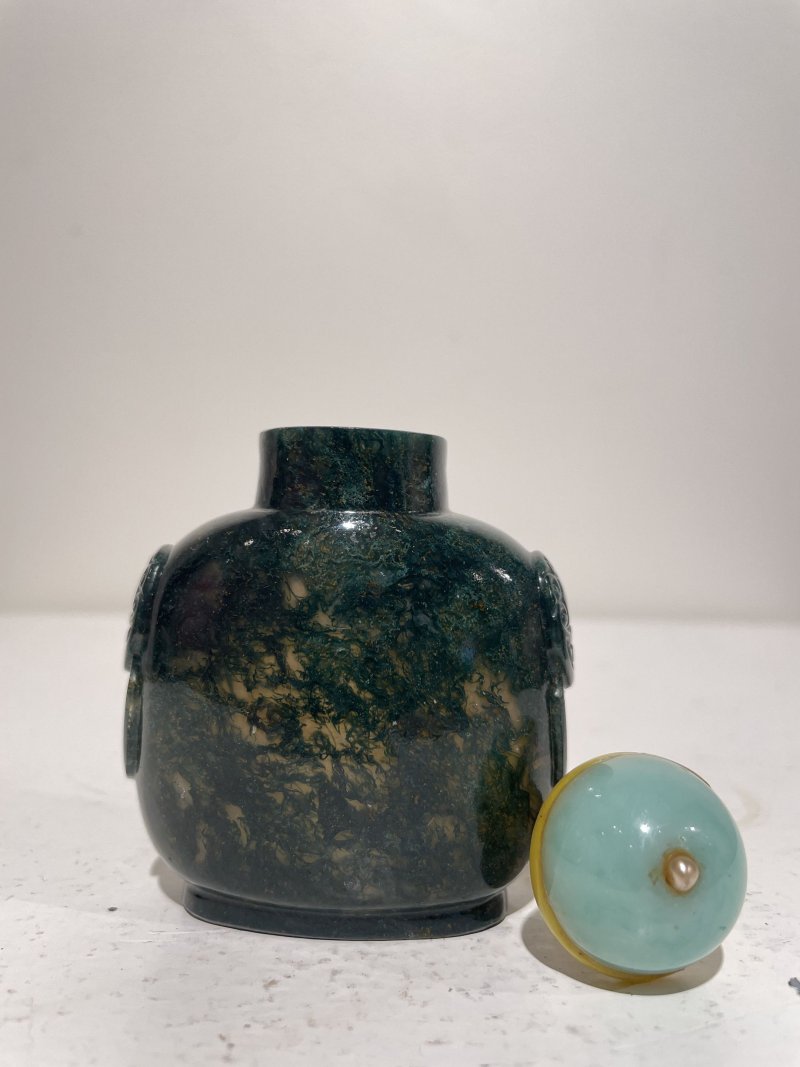 十九/二十世紀 羊肝瑪瑙耄耋紋、水藻瑪瑙鼻煙壺二件 | A JASPER 'CAT AND BUTTERFLY' AND A MOSS AGATE SNUFF BOTTLE - 图32