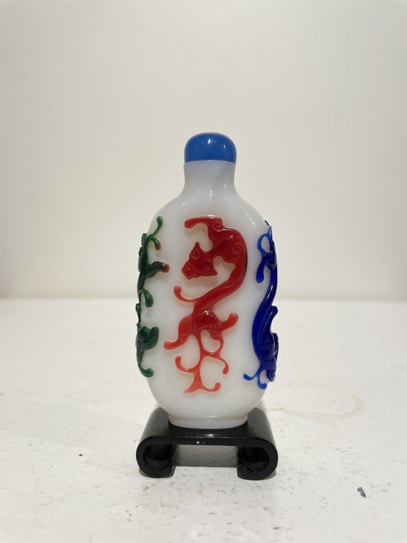 1820-1880年 白地套五色玻璃螭龍紋鼻煙壺 | A MULTI-COLOUR OVERLAY GLASS 'CHI-DRAGON' SNUFF BOTTLE - 图14