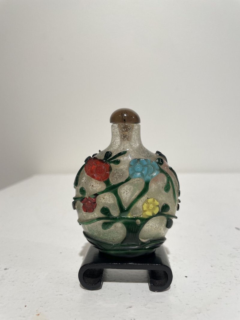 晚清至民國 霏雪地套五色玻璃花卉紋鼻煙壺 | A MULTI-COLOUR OVERLAY GLASS 'PLUM BLOSSOM' SNUFF BOTTLE - 图13