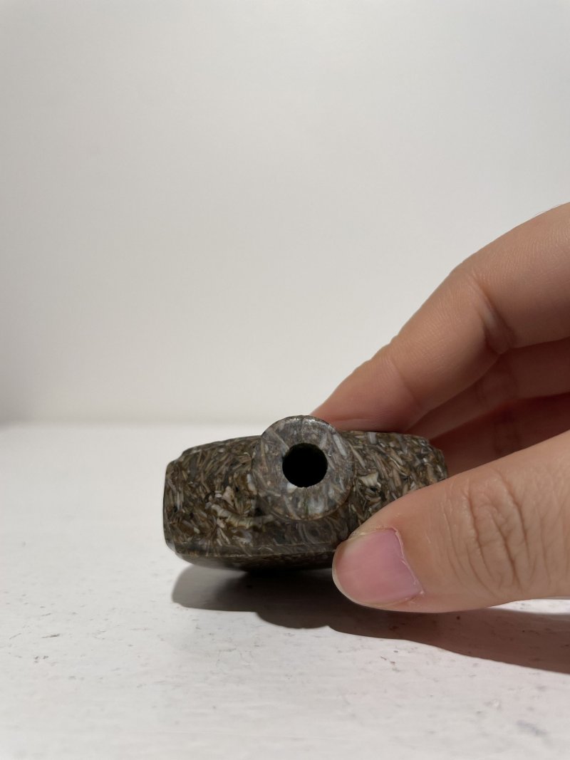 十九/二十世紀 抱子石、綠松石、水晶鼻煙壺三件 | A PUDDINGSTONE, A TURQUOISE, AND A ROCK CRYSTAL SNUFF BOTTLE - 图39