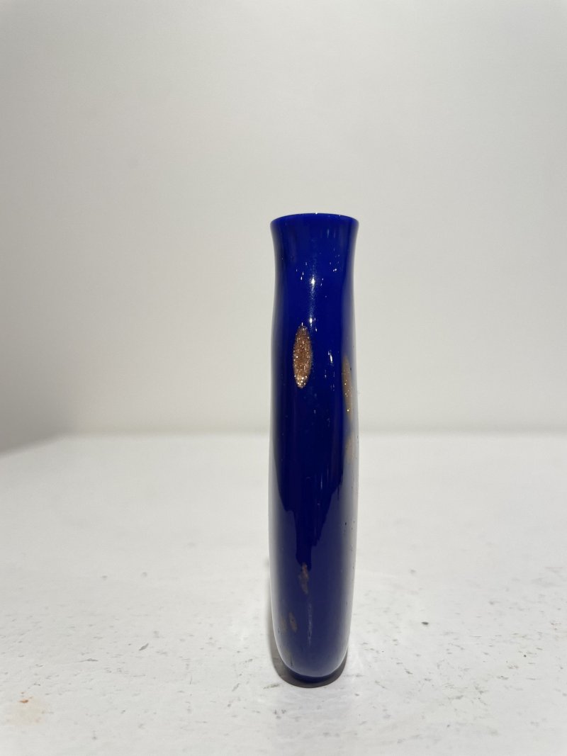 十九/二十世紀 仿雄黃玻璃蘭蝶紋、藍地灑金星玻璃鼻煙壺二件 | A GLASS SNUFF BOTTLE IMITATING REALGAR AND A SAPPHIRE-BLUE AVENTURINE-GLASS SNUFF BOTTLE - 图5