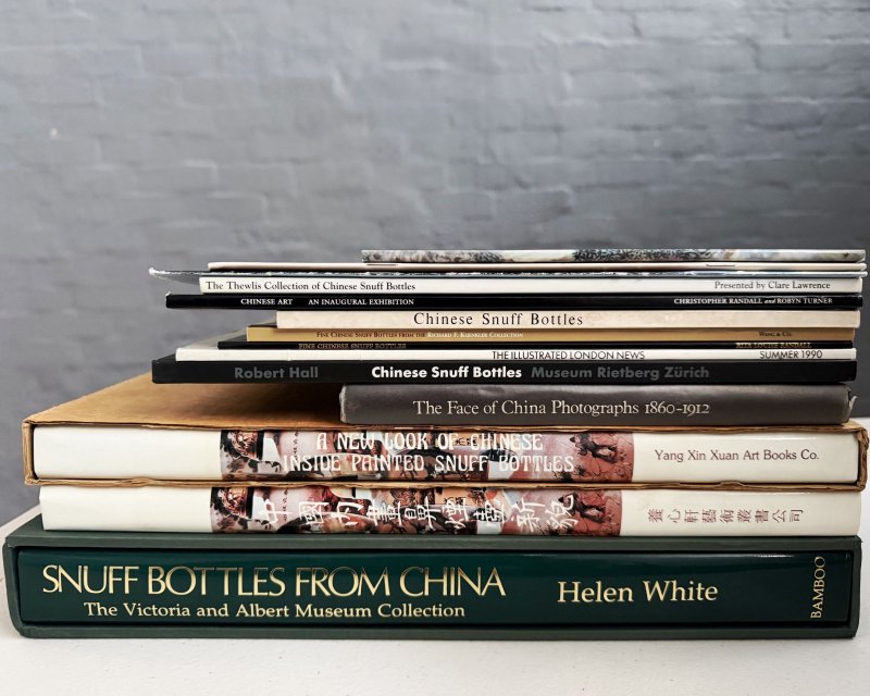 此拍品恕不設退款。 | A QUANTITY OF PUBLICATIONS ON CHINESE SNUFF BOTTLES