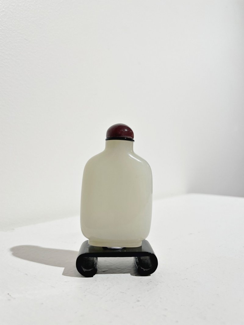 十八/十九世紀 白玉光素鼻煙壺 | A WHITE JADE SNUFF BOTTLE - 图7