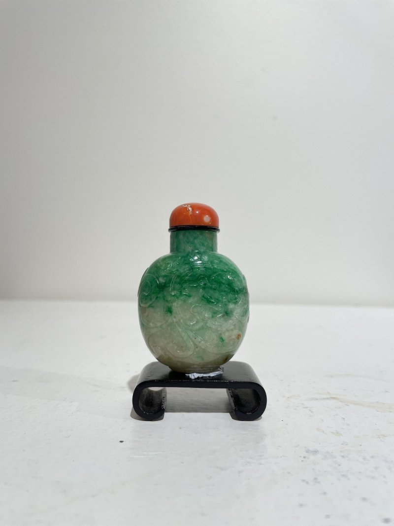 十九世紀 翡翠龍紋鼻煙壺、珊瑚蓋 | AN APPLE-GREEN AND WHITE JADEITE 'DRAGON' SNUFF BOTTLE - 图9