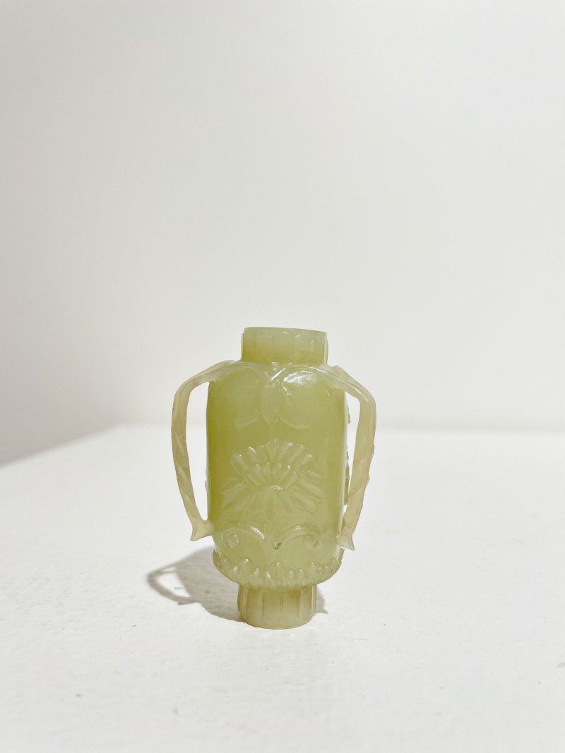 晚清至民國 青玉痕都斯坦式菊花紋鼻煙壺 | A MUGHAL STYLE YELLOW JADE 'CHRYSANTHEMUM' SNUFF BOTTLE - 图7