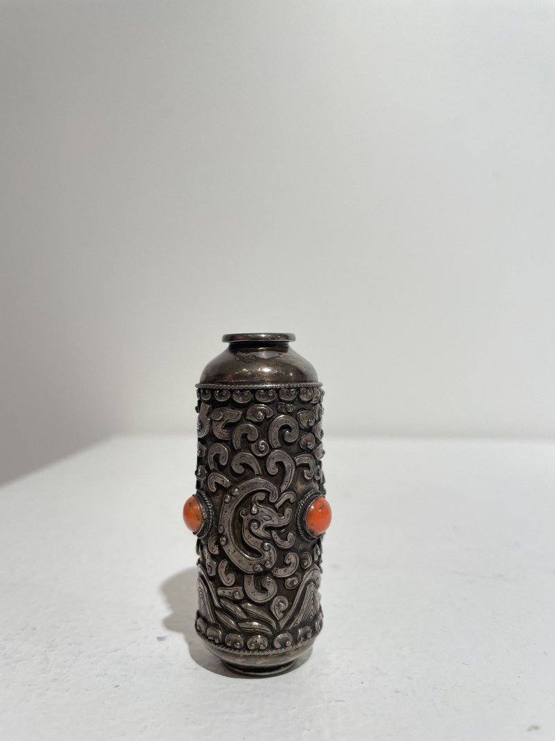 蒙古 十九世紀 銀胎嵌珊瑚綠松石鼻煙壺 | A SILVER SNUFF BOTTLE WITH CORAL AND TURQUOISE INLAYS - 图8