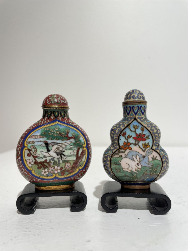 二十世紀 銅胎琺琅⌈松鶴延年⌋、⌈雙兔⌋鼻煙壺二件 | TWO CLOISONNÉ SNUFF BOTTLES - 图20