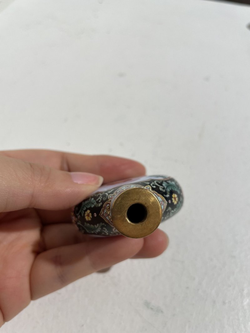 二十世紀 銅胎畫琺琅開光西洋人物紋鼻煙壺及煙碟 ⌈乾隆年製⌋藍彩楷書款 | A PAINTED ENAMEL 'EUROPEAN SUBJECT' SNUFF BOTTLE AND A SNUFF DISH - 图5