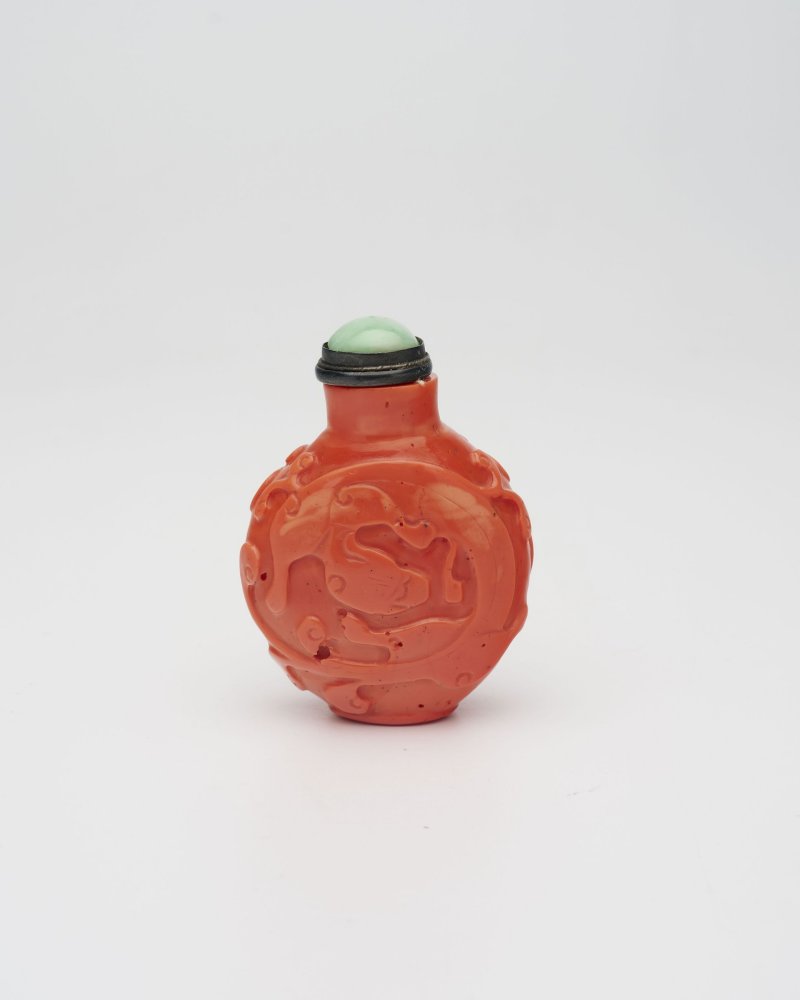 十九世紀 料仿珊瑚螭龍紋鼻煙壺 | A GLASS 'CHI DRAGON' SNUFF BOTTLE IMITATING CORAL - 图6