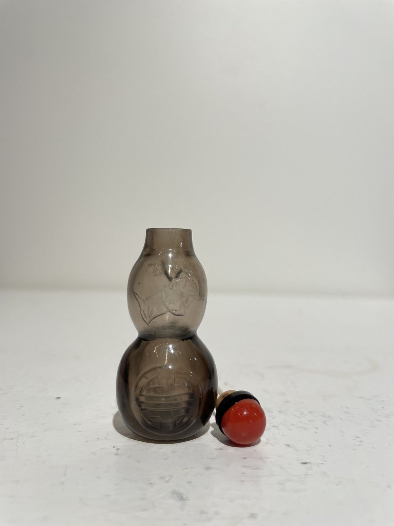 十九世紀 煙晶福壽葫蘆形鼻煙壺 | A SMOKEY CRYSTAL GOURD-SHAPED 'BAT AND SHOU CHARACTER' SNUFF BOTTLE - 图21