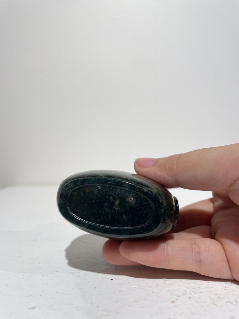 十九/二十世紀 羊肝瑪瑙耄耋紋、水藻瑪瑙鼻煙壺二件 | A JASPER 'CAT AND BUTTERFLY' AND A MOSS AGATE SNUFF BOTTLE - 图6