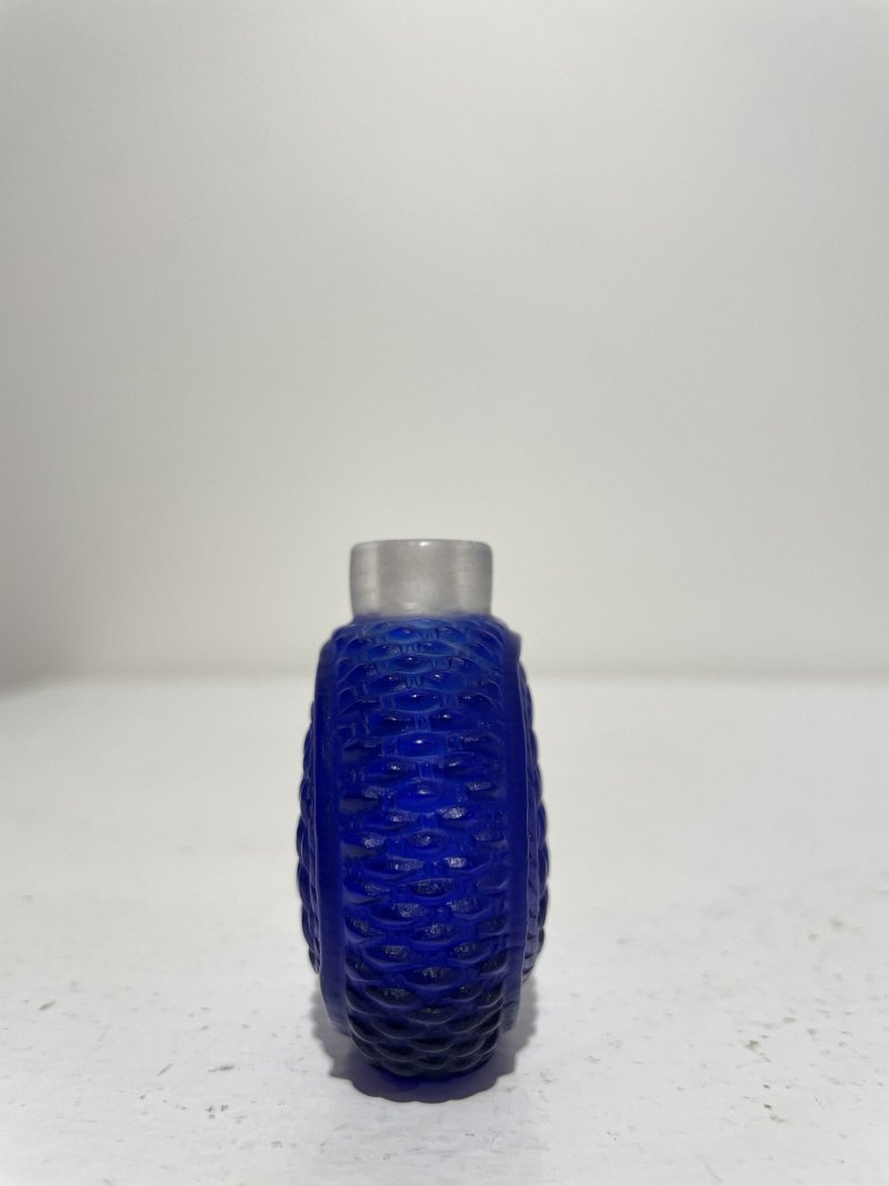 十九/二十世紀 藍玻璃竹簍紋、霏雪地套藍玻璃開光八駿紋、素面開光、透明地套藍玻璃蝴蝶花卉紋鼻煙壺四件 | THREE BLUE OVERLAY GLASS AND A SAPPHIRE-BLUE GLASS SNUFF BOTTLES - 图57