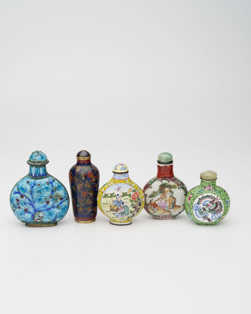 傳承： | TWO PAINTED ENAMEL, TWO CLOISONNÉ, AND A FAMILLE ROSE SNUFF BOTTLE