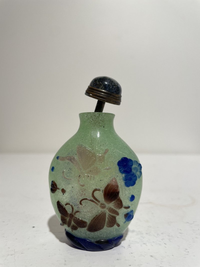 十九/二十世紀 白地套綠玻璃花鳥紋、淺綠地套三色玻璃蝶戀花紋、白地套藍玻璃行龍紋、玻璃胎畫琺琅花卉紋、多色玻璃葫蘆式、白地套墨黑玻璃印章紋鼻煙壺七件 其二⌈古月軒⌋藍料楷書款、⌈乾隆年製⌋青花楷書款 | SEVEN GLASS SNUFF BOTTLES - 图77