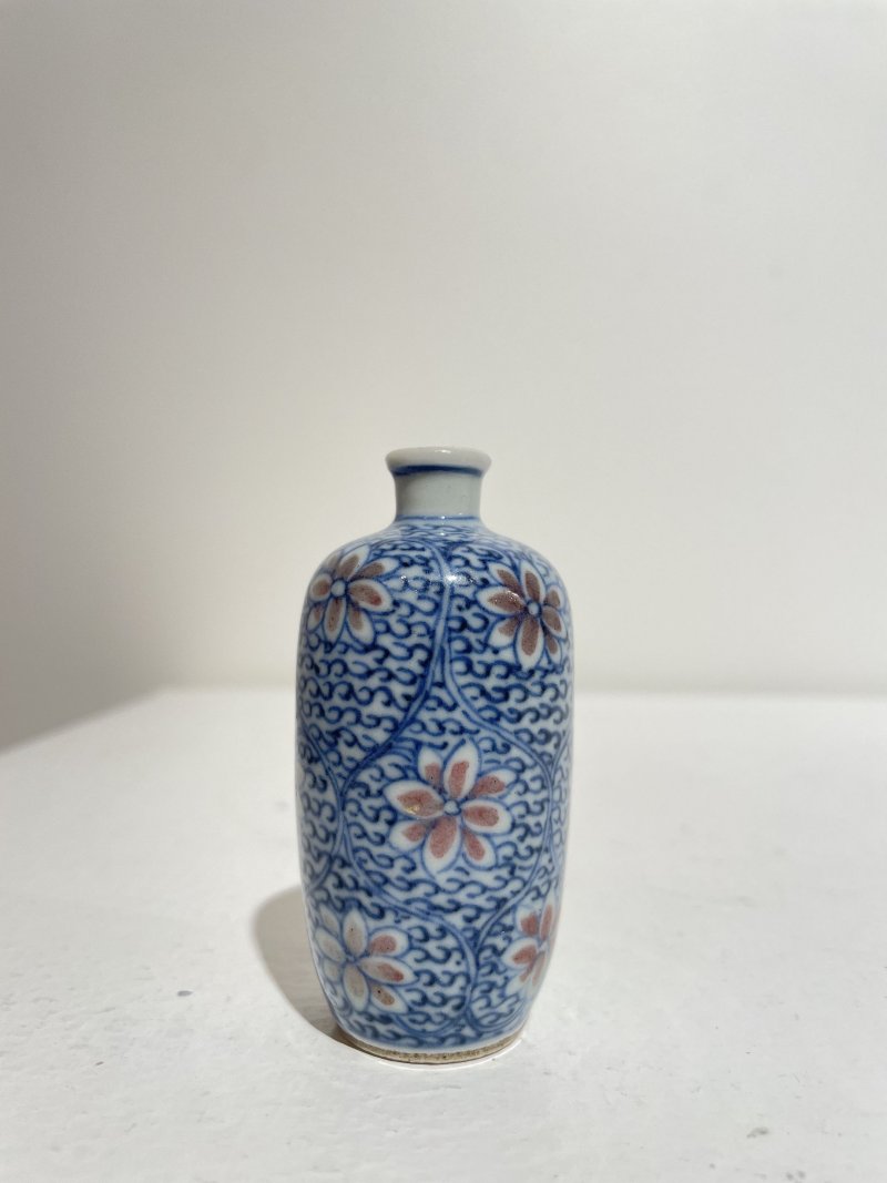 晚清至民國 青花釉裏紅蓮紋、青花人物紋鼻煙壺二件 | AN UNDERGLAZE-BLUE AND COPPER-RED 'LOTUS', AND A BLUE AND WHITE 'FIGURES' SNUFF BOTTLE - 图32