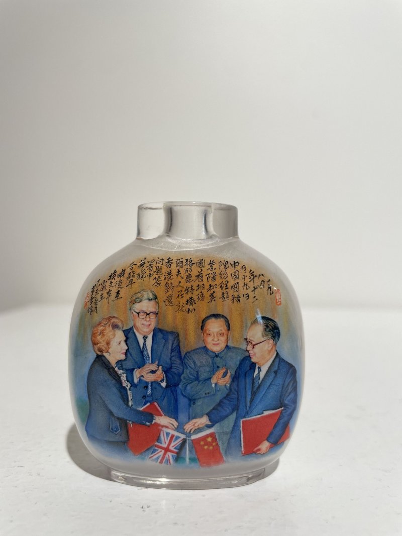 （壺）十九世紀 董雪作 水晶内畫⌈香港回歸⌋鼻煙壺、珊瑚蓋 一九八五年作 | AN INSIDE PAINTED ROCK CRYSTAL 'RETURN OF HK' SNUFF BOTTLE - 图8