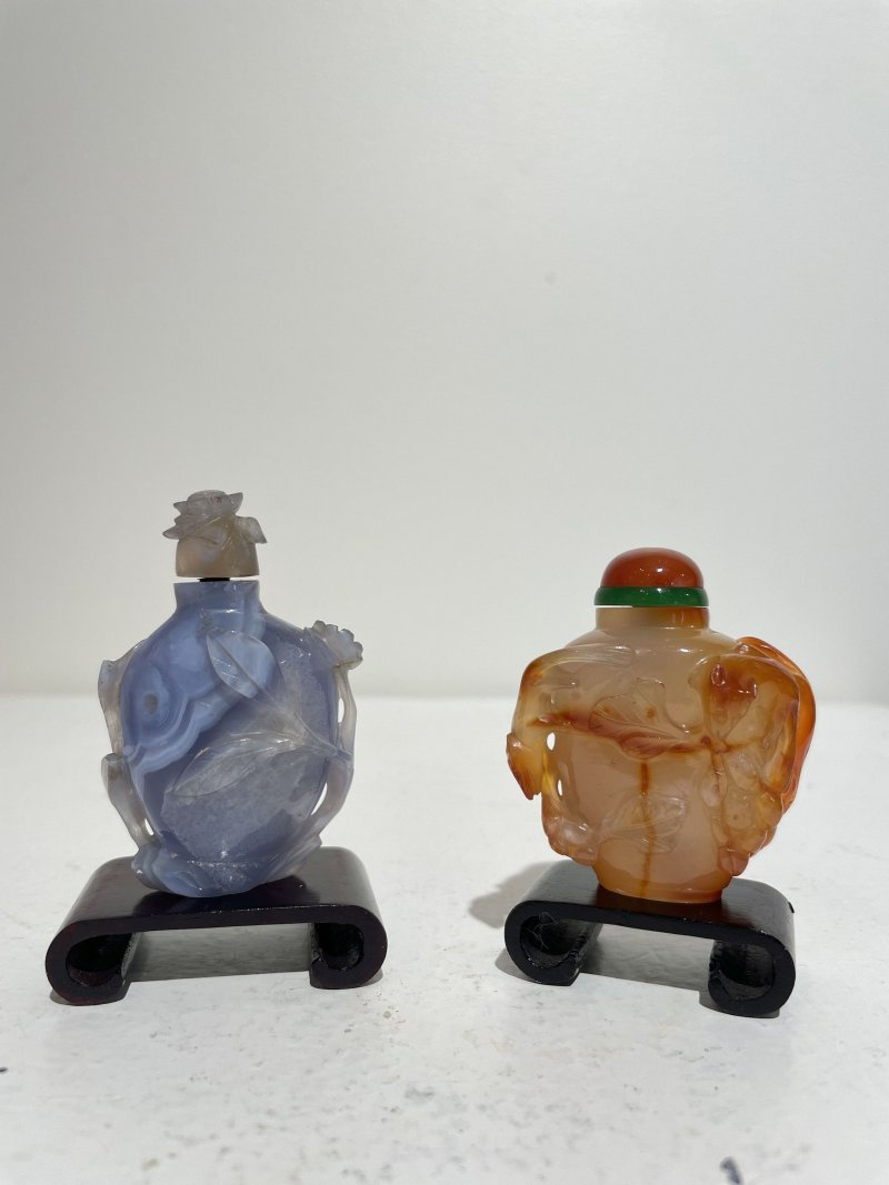 十九/二十世紀 橙色瑪瑙松鼠葡萄紋、紫色條帶瑪瑙雛菊紋鼻煙壺二件 | AN CHALCEDONY AGATE 'SQUIRREL' AND A STRIATED LAVENDER AGATE 'DAISY' SNUFF BOTTLE - 图18
