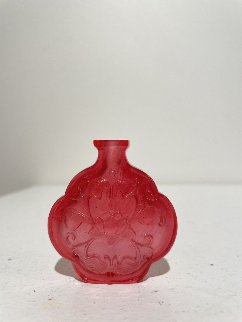 十九/二十世紀 綠色玻璃蓮花紋、粉色玻璃蓮花紋鼻煙壺二件 | A PINK 'FLORAL', AND A GREEN 'FLORAL' GLASS SNUFF BOTTLE - 图7